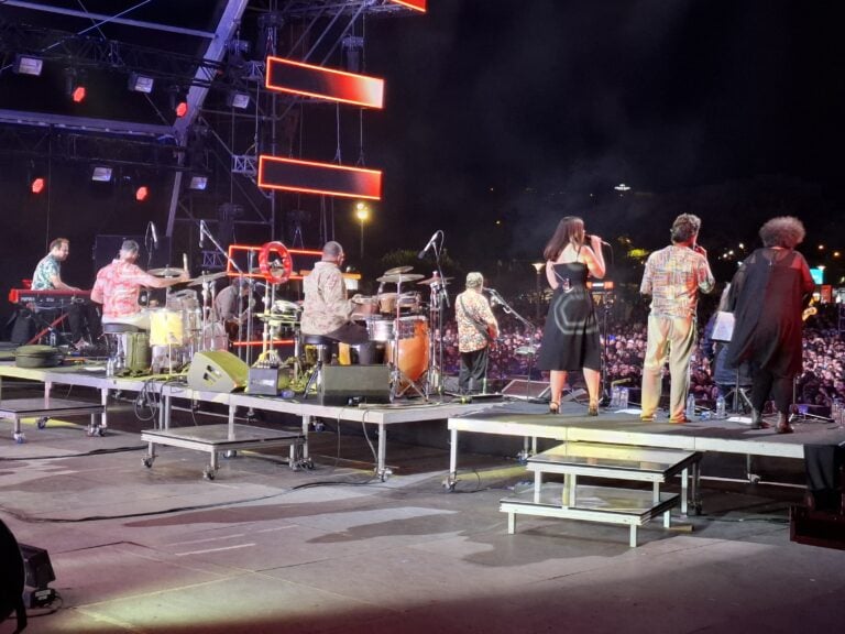 Estrados com rodas em ilhas para concerto Rui Veloso — Sol da Caparica — Costa da Caparica