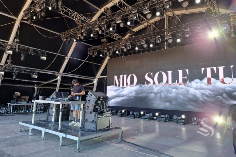 Estrados com rodas e mesa para DJ Padre Guilherme - soundcheck - Sol da Caparica