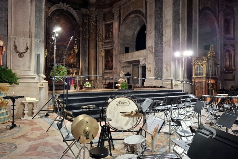 Palco com estrados em níveis para concerto em igreja de coro e orquestra - Academia de Santa Cecília - Lisboa