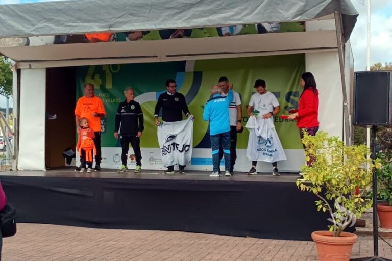 Palco móvel para entrega de prémios no Cross Torres Vedras — Torres Vedras